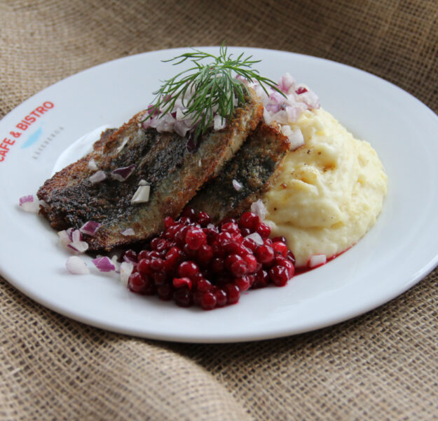 Kåseberga Café & Bistro - Stekt sill med potatismos och lingon