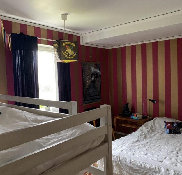 77. Bed and Books i Glemmingebro, sovrum med tapet i rött och guld