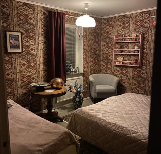 77. Bed and Books i Glemmingebro, röda rummet